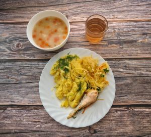 Zdjęcie przedstawia Dietę z ograniczeniem łatwoprzyswajalnych węglowodan&oacute;w: Kalafiorowa z ryżem Łosoś pieczony Ziemniaki z koperkiem gotowane Sur&oacute;wka z kapusty kiszonej z olejem Kompot owocowy z jabłkami